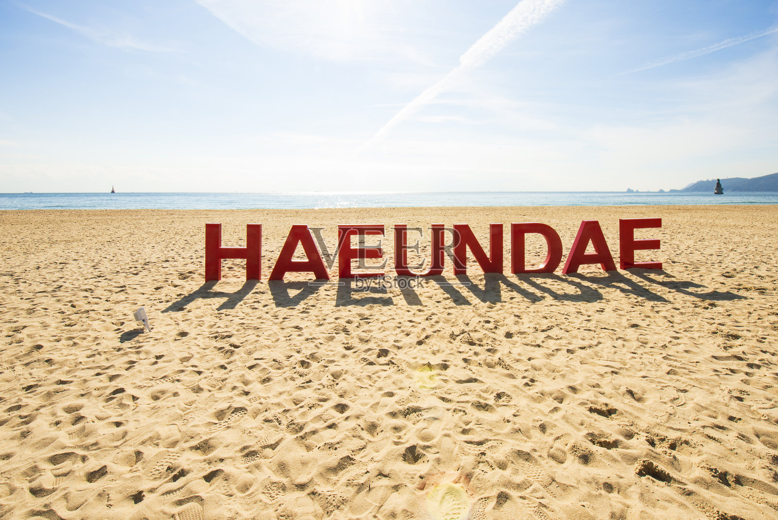 釜山海滩上的“Haeudae”3D文字标志照片摄影图片
