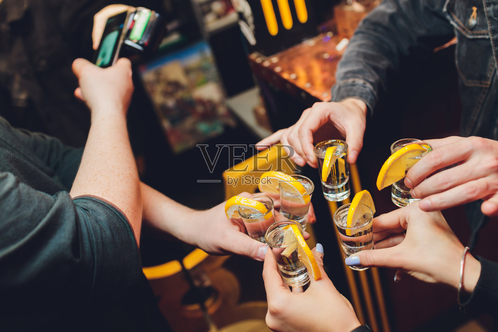 近距离的男人在酒吧使用手机上的非接触式应用程序支付饮料。照片摄影图片