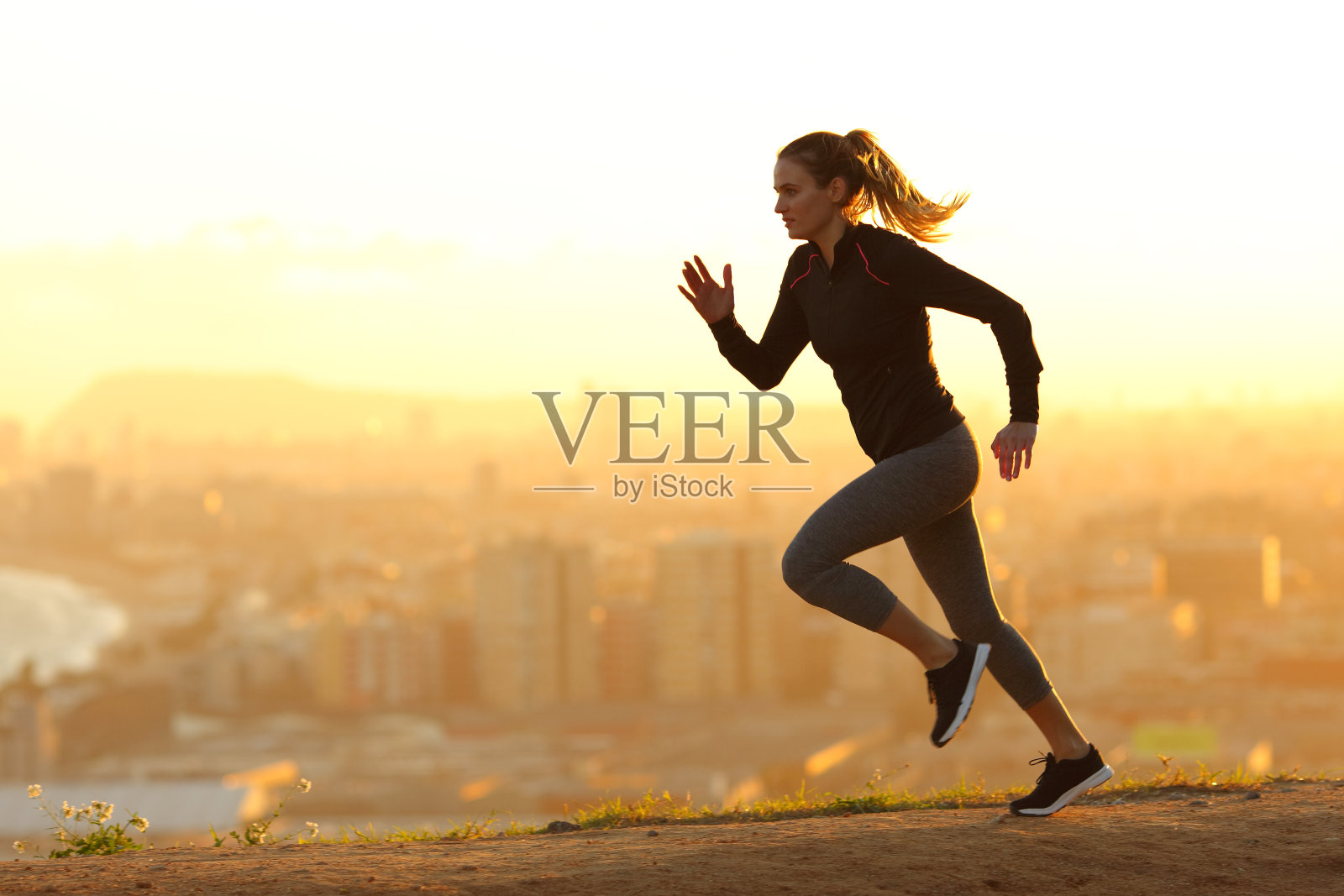 跑步的女人在城市的郊区跑步照片摄影图片