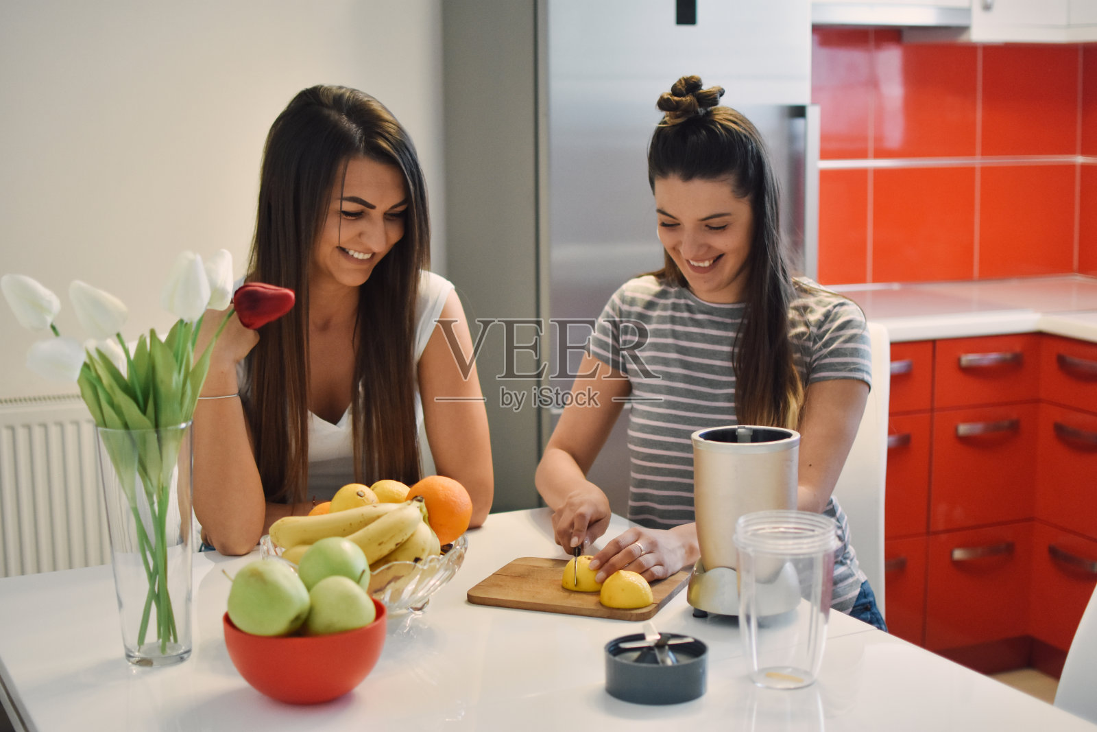 两个女人在厨房里照片摄影图片