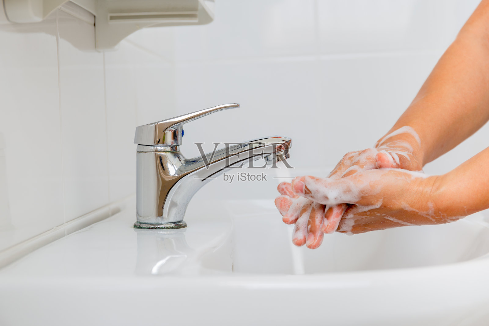 男子用手洗手以预防冠状病毒。照片摄影图片