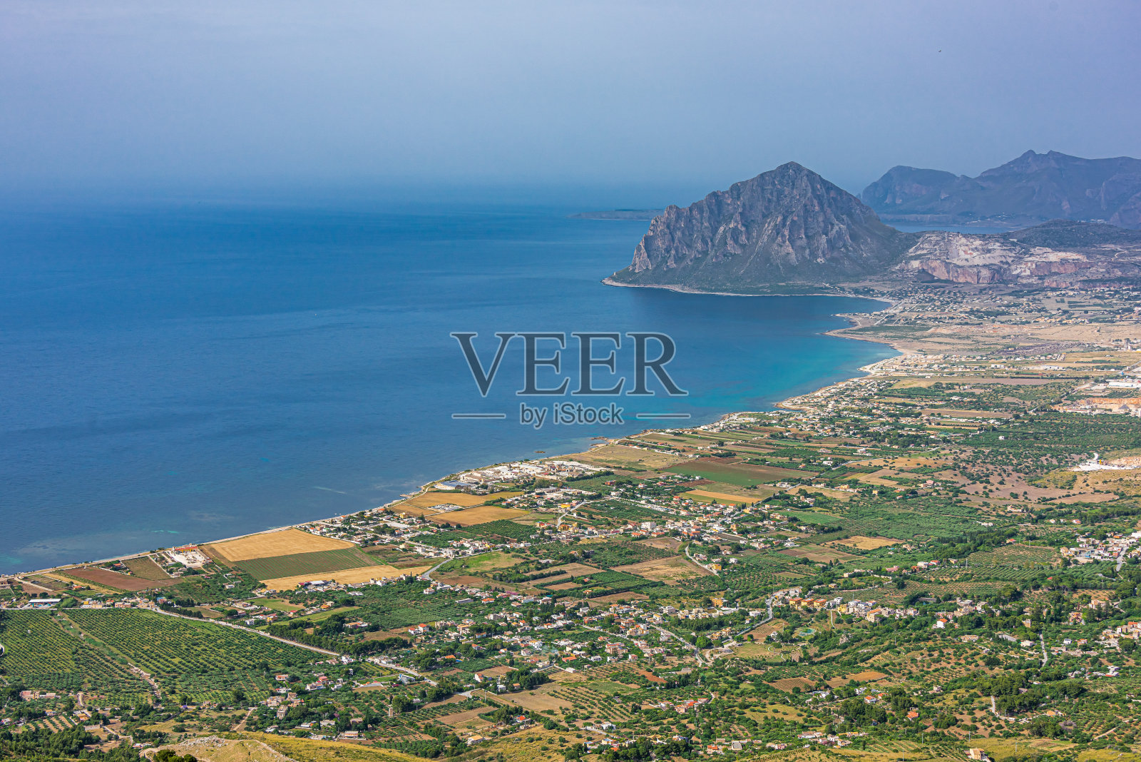 从埃利斯俯瞰西西里海岸照片摄影图片