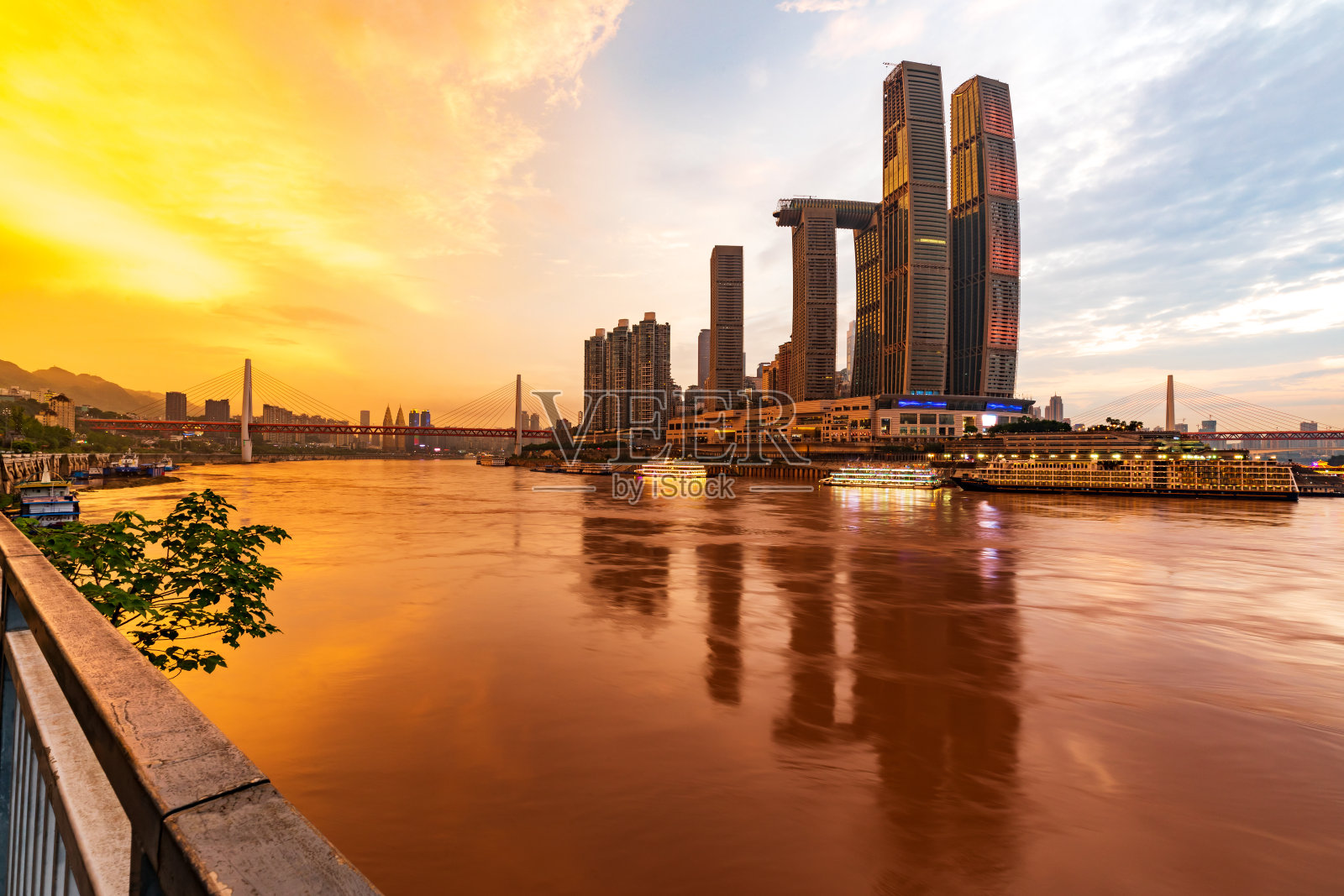 日落时分，重庆朝天门码头的天际线和建筑物。照片摄影图片