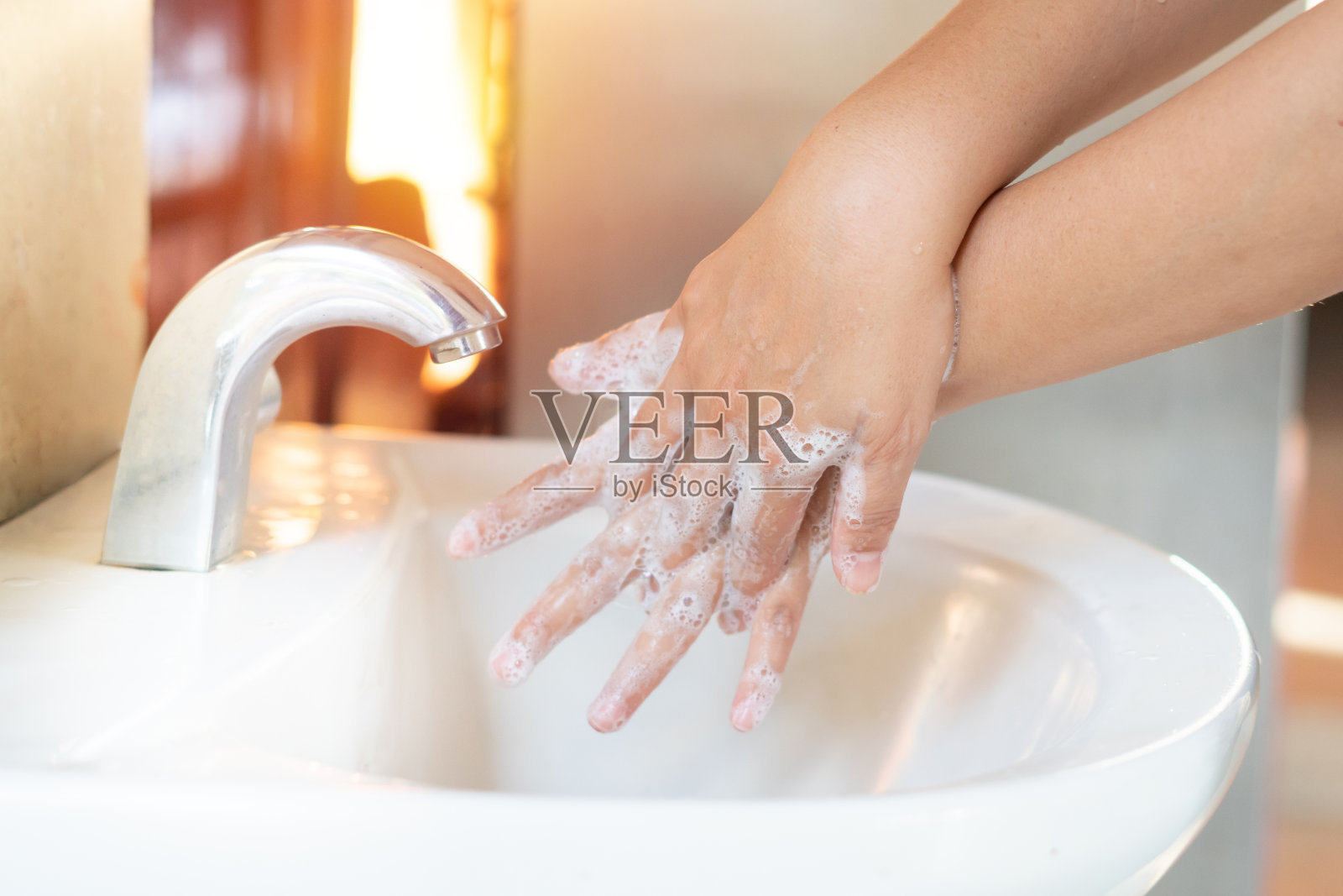 亚洲妈妈妇女用肥皂和酒精凝胶洗手的孩子在厨房水槽的概念，以防止卫生保健。隔离儿童传播病菌和爆发冠状病毒19细菌的微生物照片摄影图片