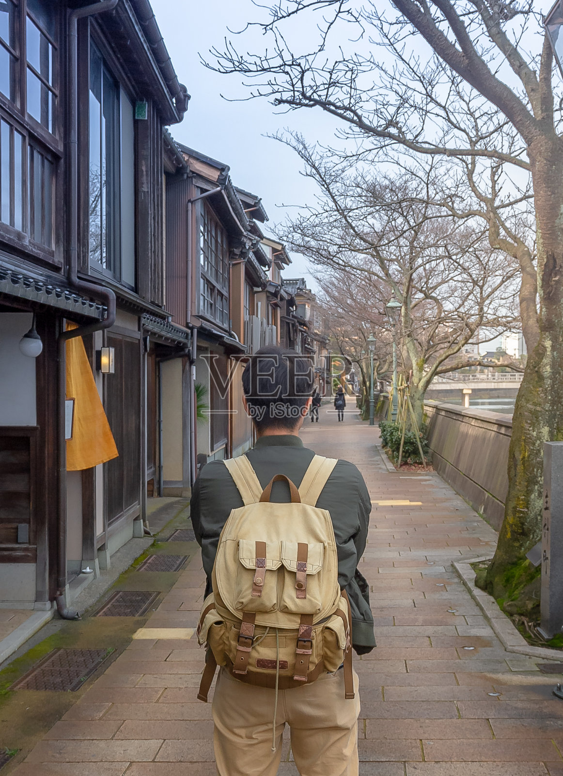 一名游客走在日本的大街上照片摄影图片