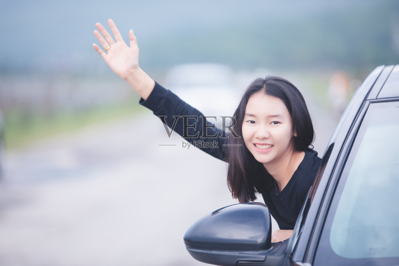 美丽的亚洲女人微笑和享受。在路上开车旅行照片摄影图片