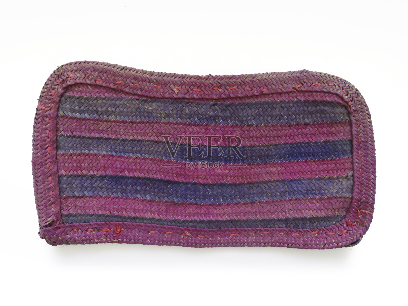 前视图的天然纤维垫，台布，垫在紫罗兰色孤立的白色背景。民族风格的手工艺品。照片摄影图片