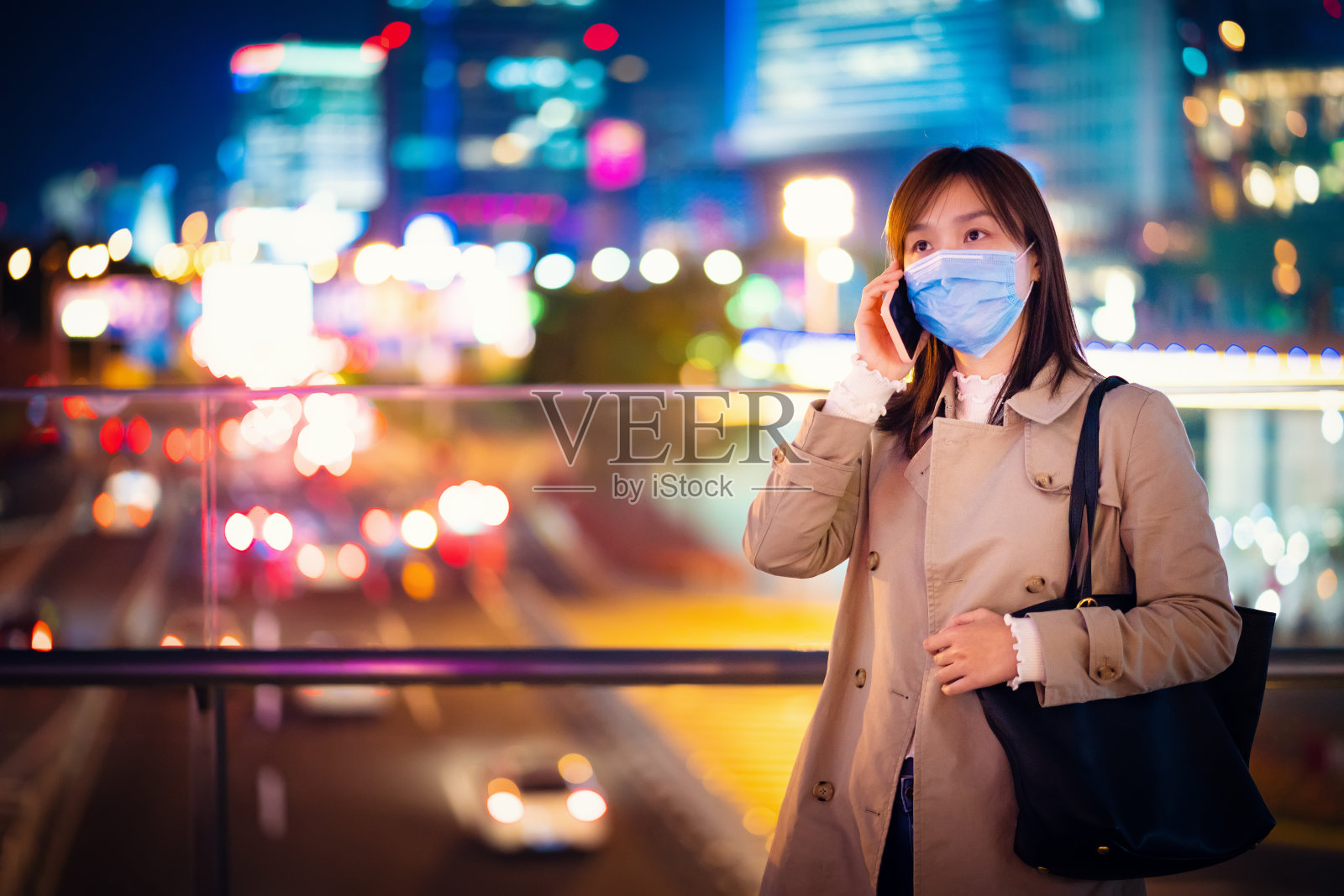 年轻妇女戴口罩以预防感冒、流感和冠状病毒的肖像。照片摄影图片