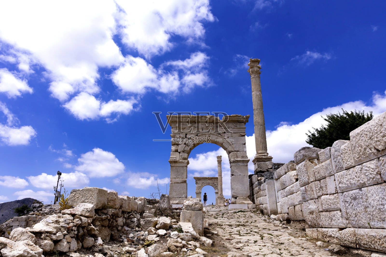 古城萨加拉索斯以柱子、雕塑和巨石为遗址照片摄影图片