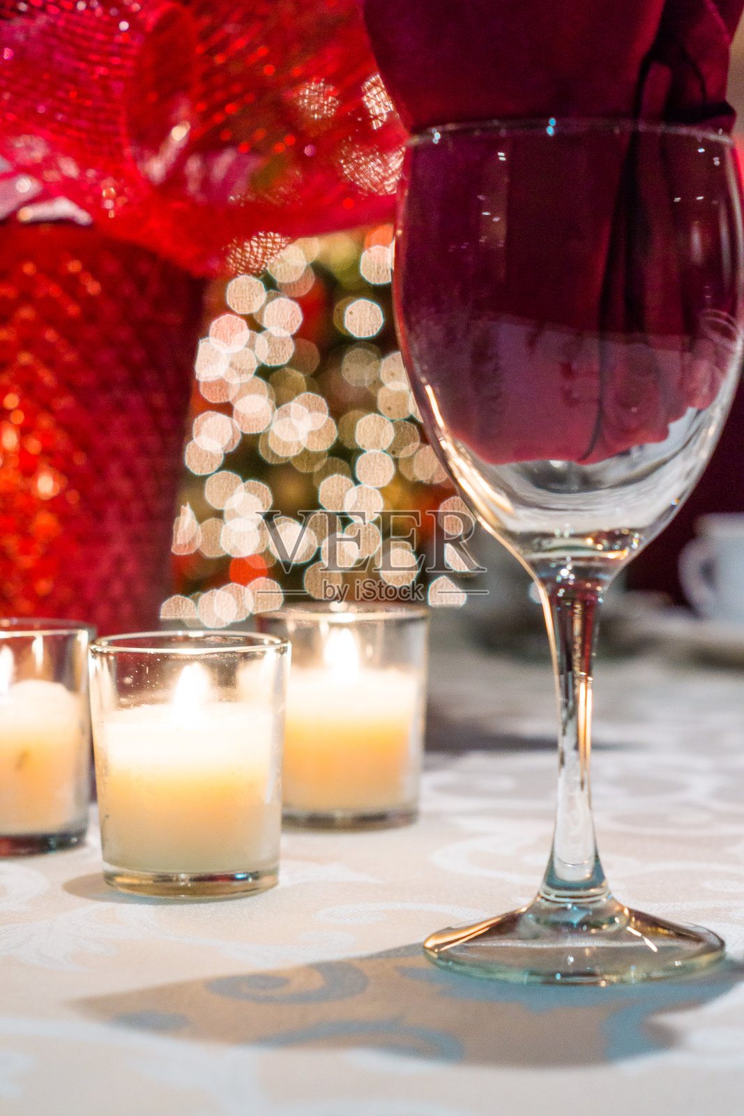 圣诞装饰-桌子装饰-酒杯和蜡烛照片摄影图片