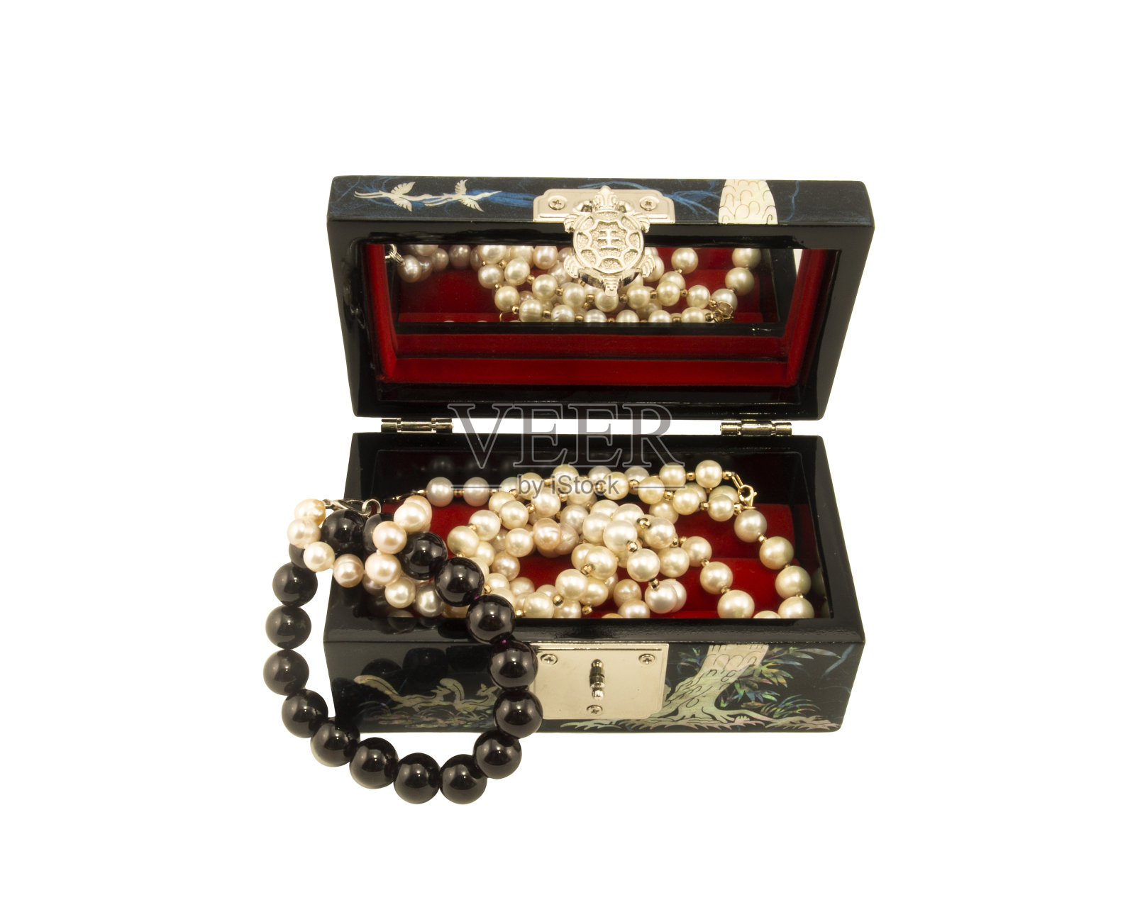 孤立的首饰盒与珍珠项链在白色的背景照片摄影图片