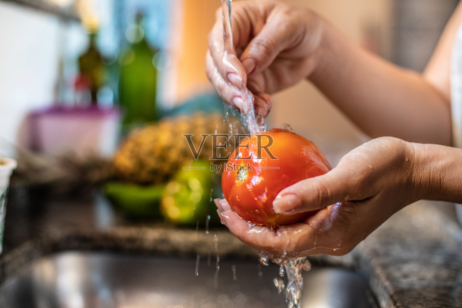 清洗新鲜的西红柿照片摄影图片