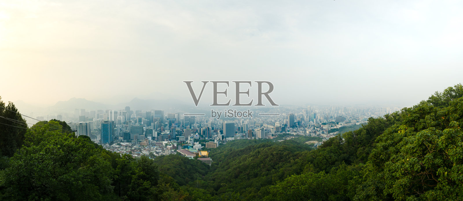 韩国南山，首尔电视塔缆车上的首尔全景照片摄影图片