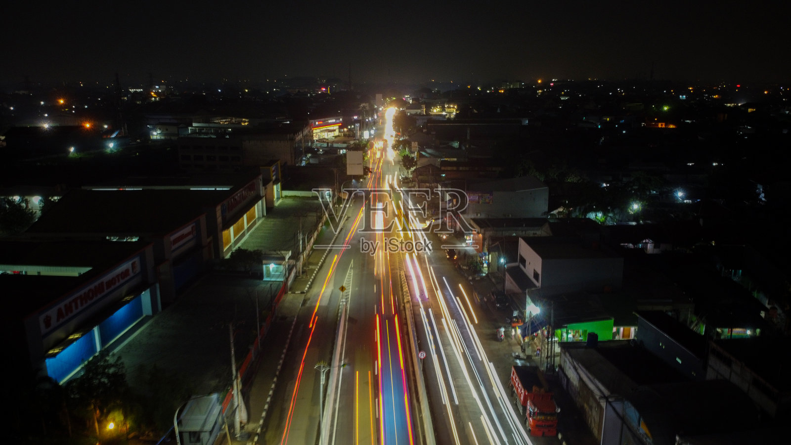 夜间高速公路上的灯光轨迹，在贝卡西长时间暴露抽象的城市背景照片摄影图片