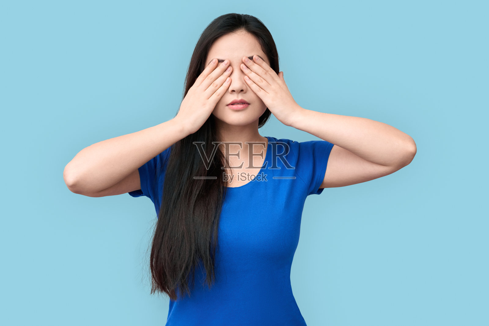 年轻的成年亚洲女孩用手掌遮住眼睛照片摄影图片