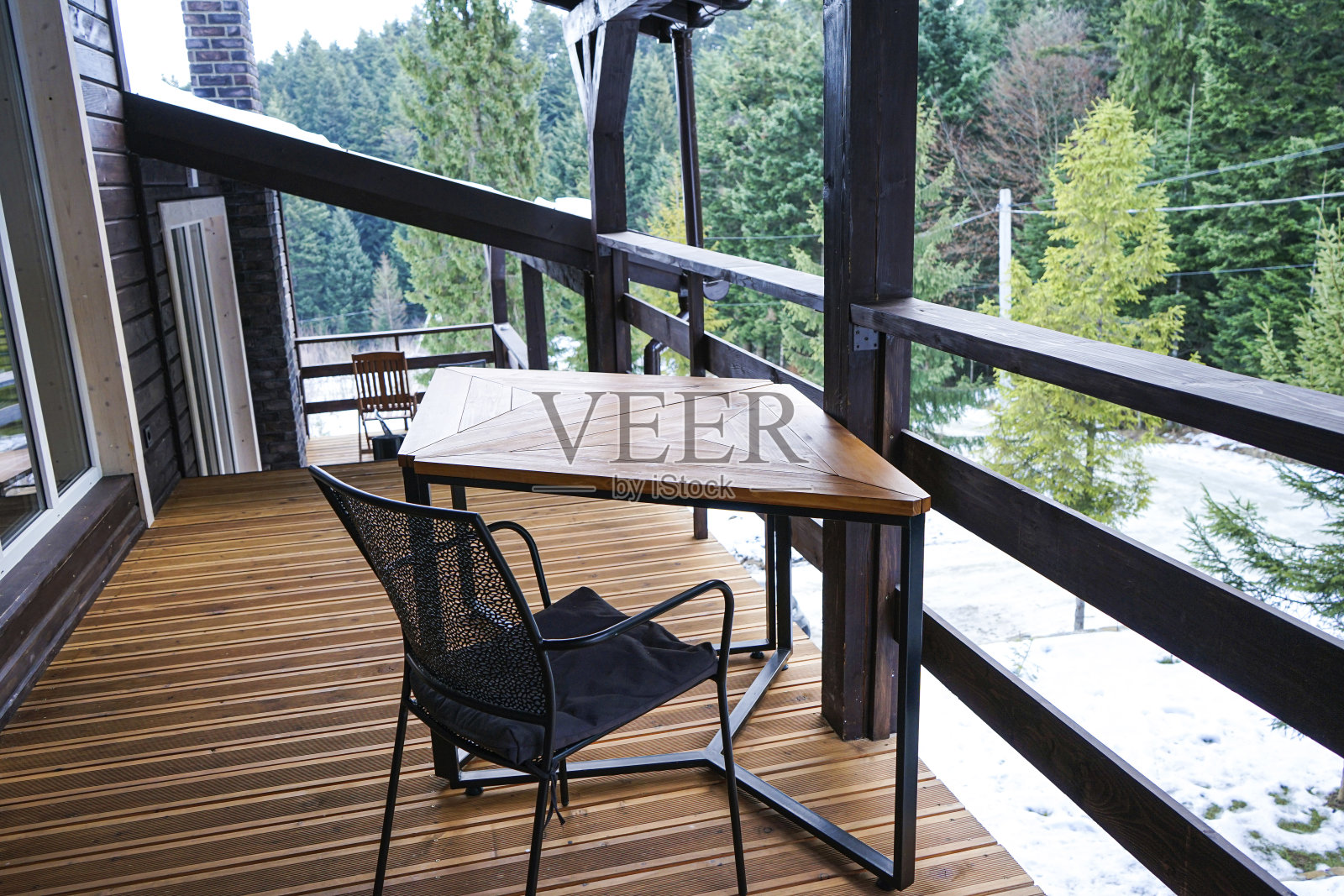 阳台上的桌子和椅子。森林背景。照片摄影图片