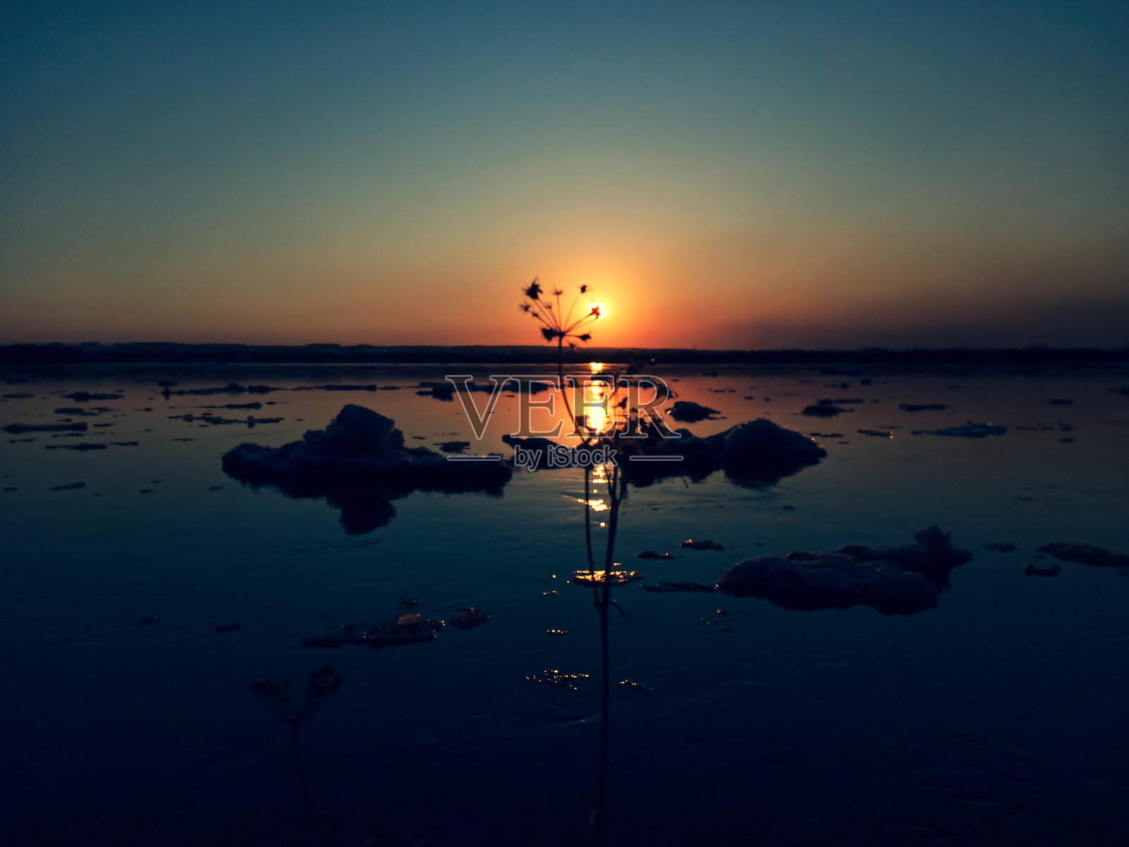 日落在河上浮冰照片摄影图片