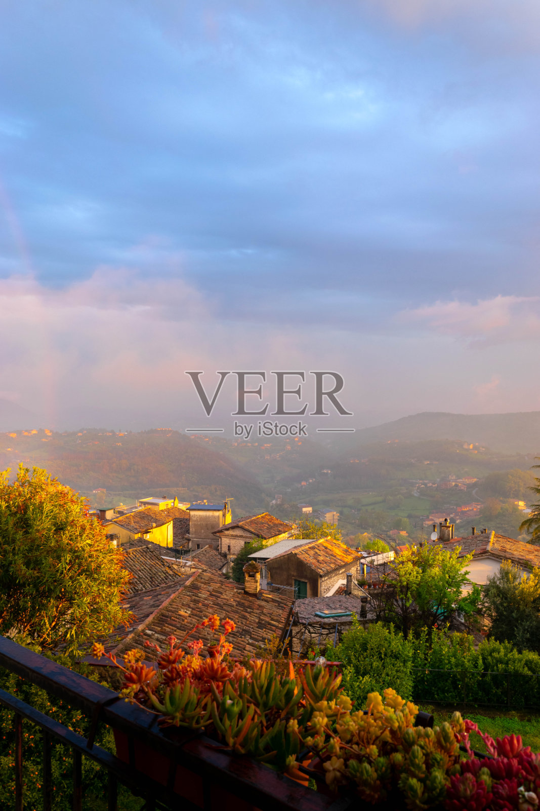 粉红色的雾霾在日落的意大利小镇-风景和小镇-维罗利，意大利照片摄影图片