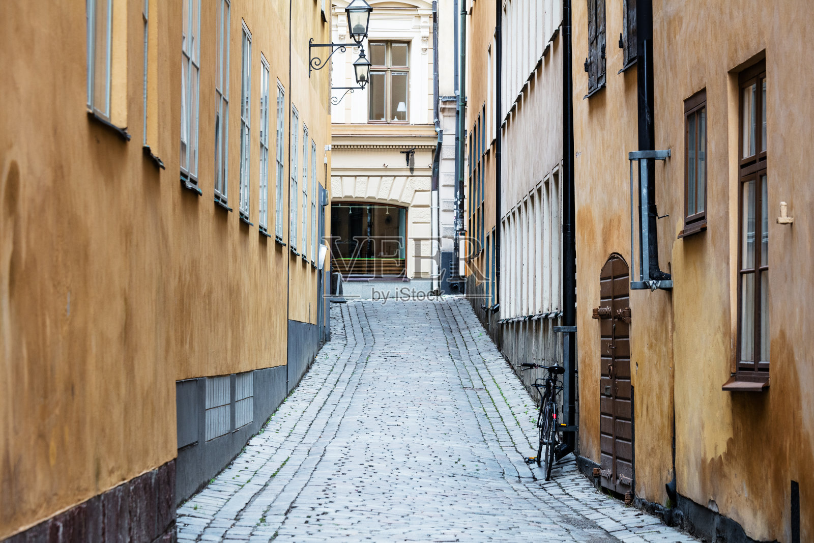 自行车在斯德哥尔摩的老街上照片摄影图片