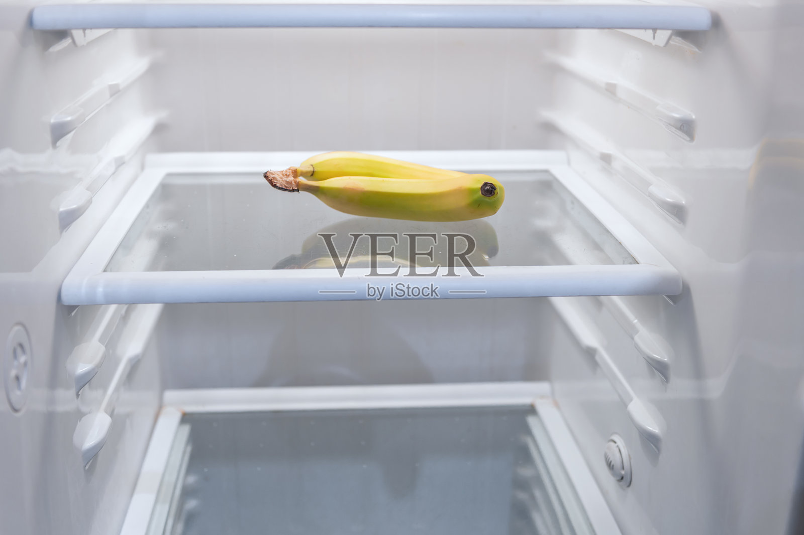空冰箱里的香蕉。贫困的象征。饥饿的生活概念照片摄影图片