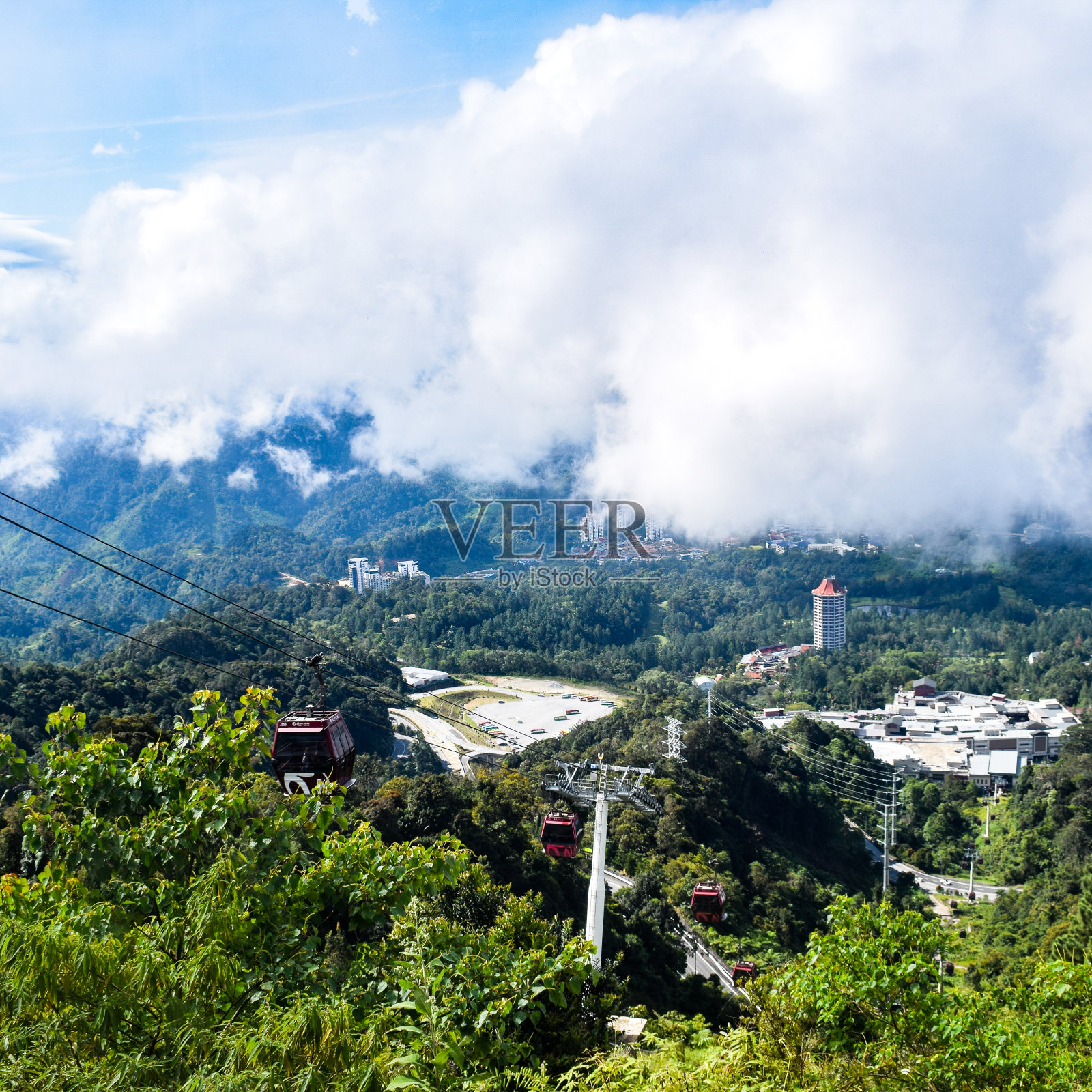 云顶高地是马来西亚吉隆坡的一个热门旅游景点。从缆车上俯瞰云顶高地。多云，穆迪绿色的云顶高原，马来西亚照片摄影图片