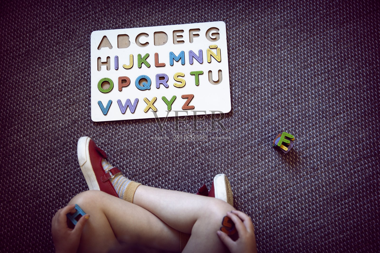 家庭教育，女孩用字母游戏照片摄影图片