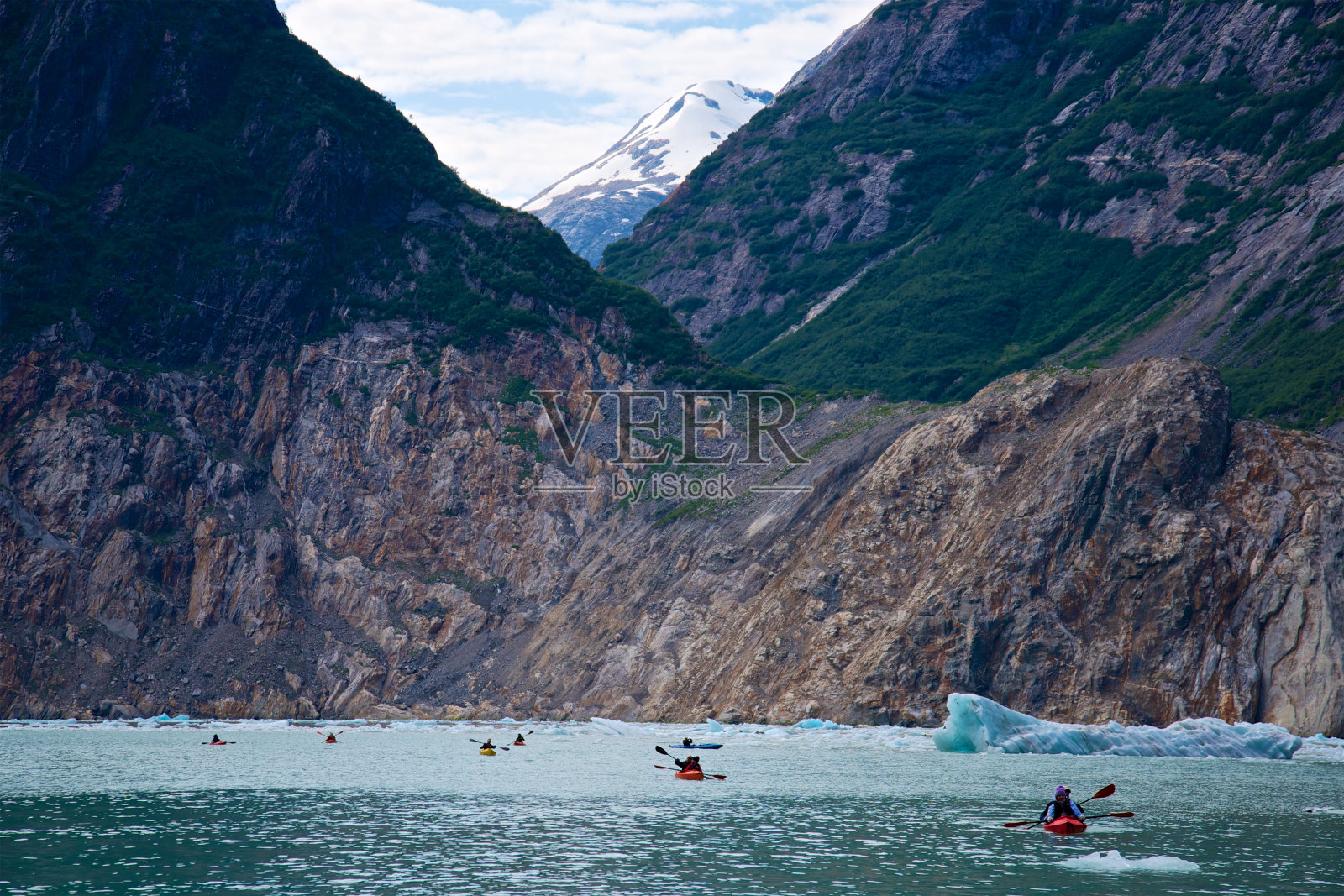 在阿拉斯加的冰川湾国家公园里皮划艇照片摄影图片