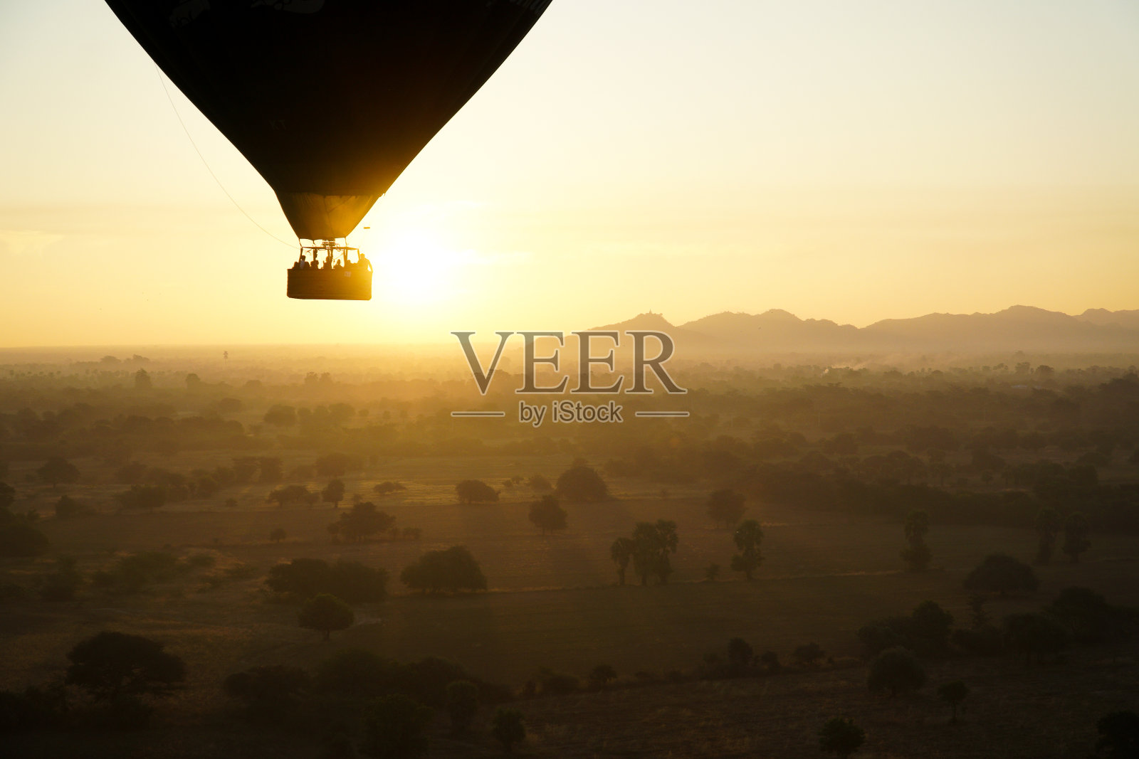 日出时热气球飞过蒲甘上空的剪影风景照片摄影图片