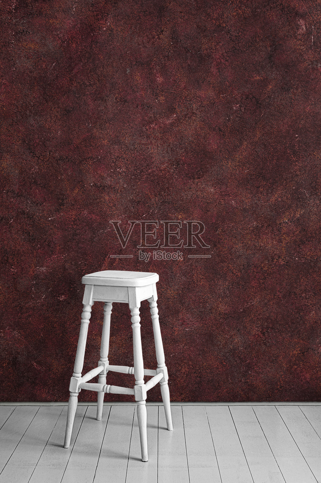 高白色木凳在一个棕色的灰泥墙背景与复制空间垂直。灰泥墙背景上的酒吧椅子。长凳上的木地板极简主义空房间内部。模型。照片摄影图片