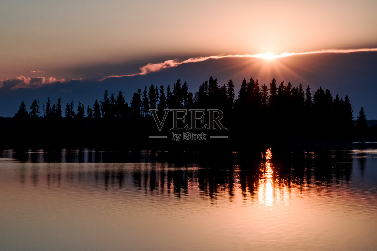 加拿大麋鹿岛国家公园的日落，阿斯托廷湖的树莓岛照片摄影图片