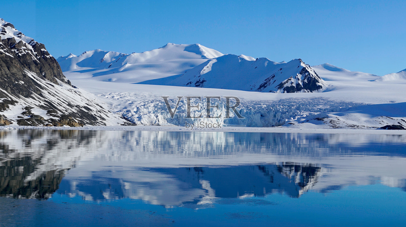 斯匹次卑尔根群岛南部的北极之春。照片摄影图片