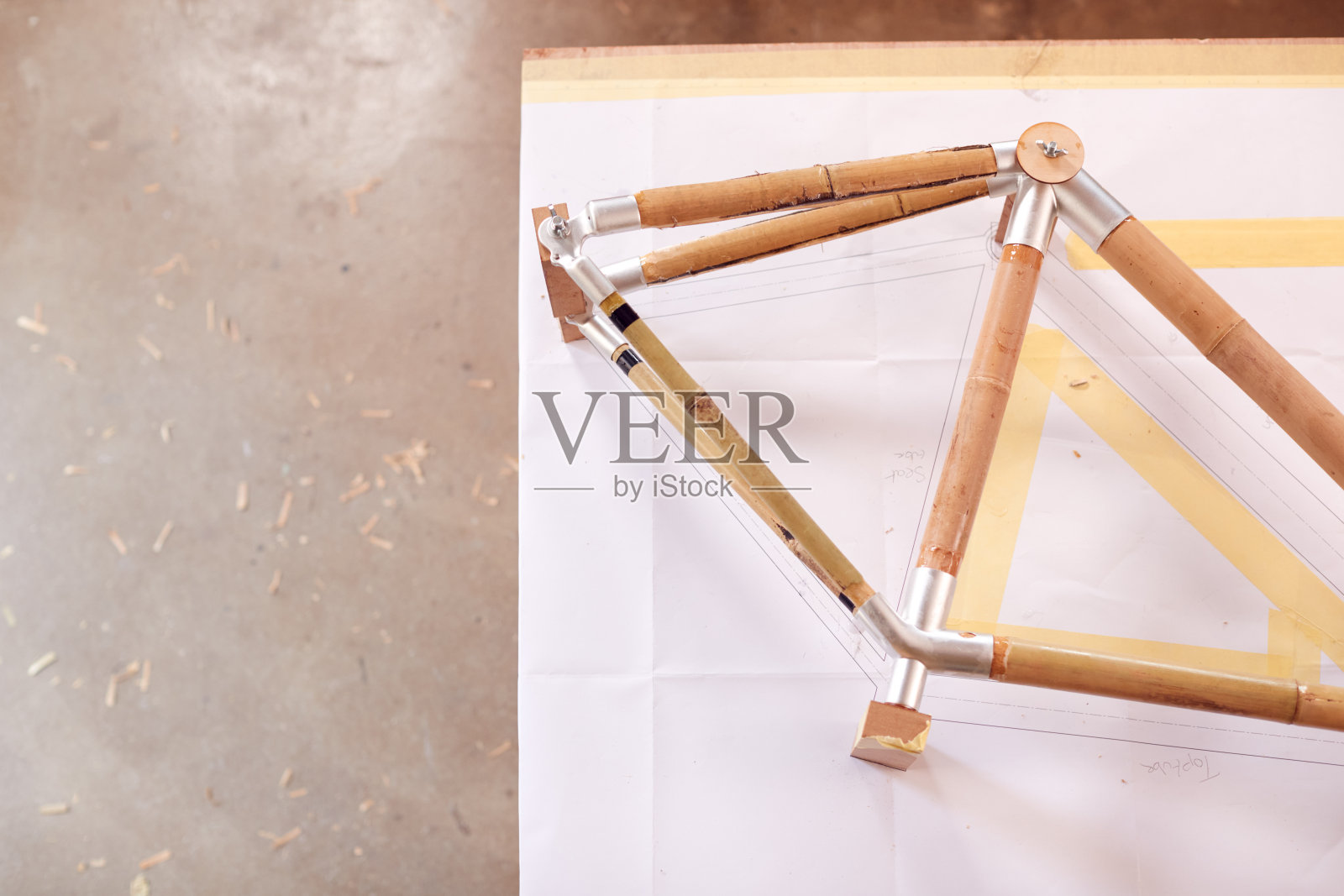 手工制作的竹制自行车车架正在车间组装照片摄影图片