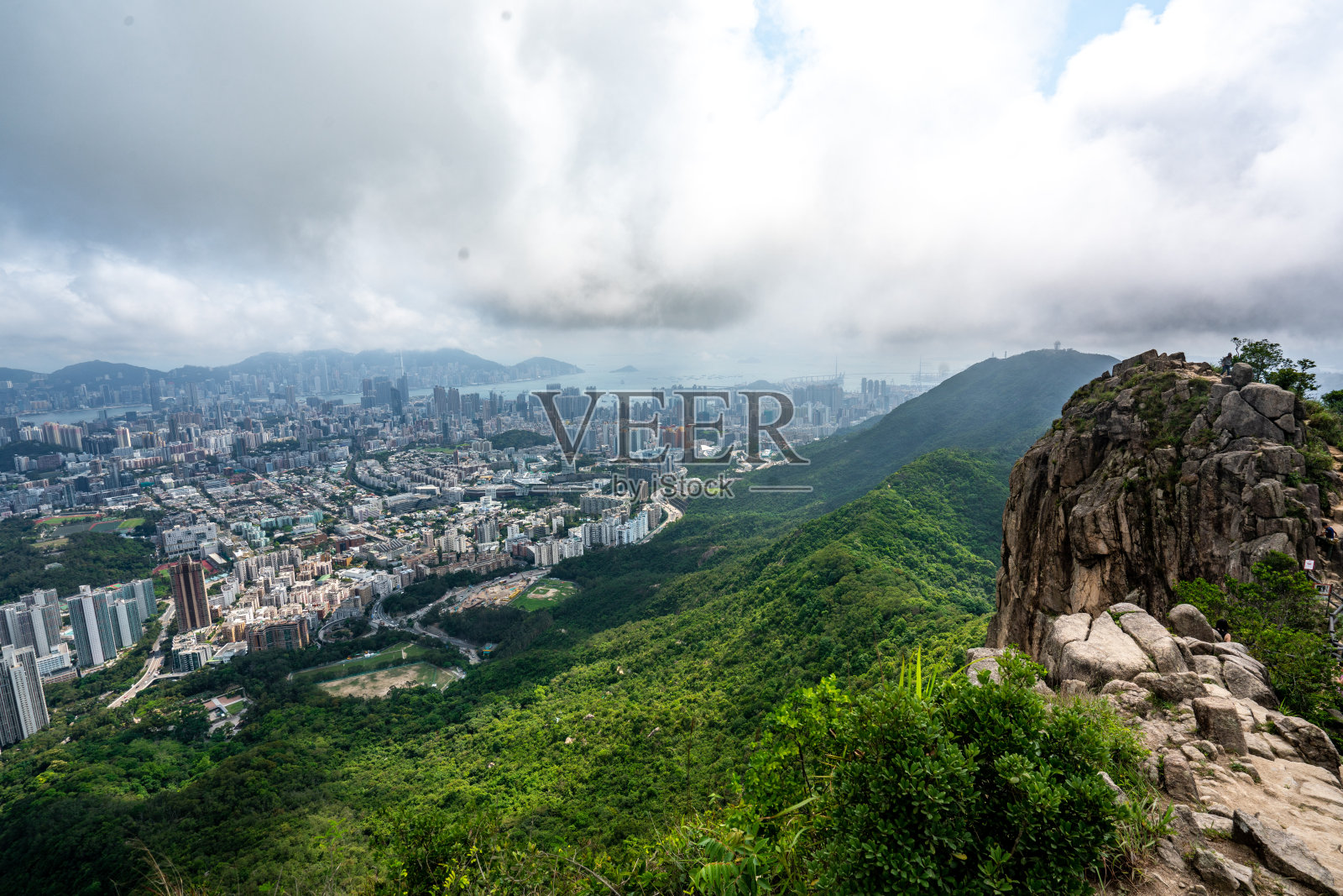 以城市为背景的香港狮子山无人机视图照片摄影图片