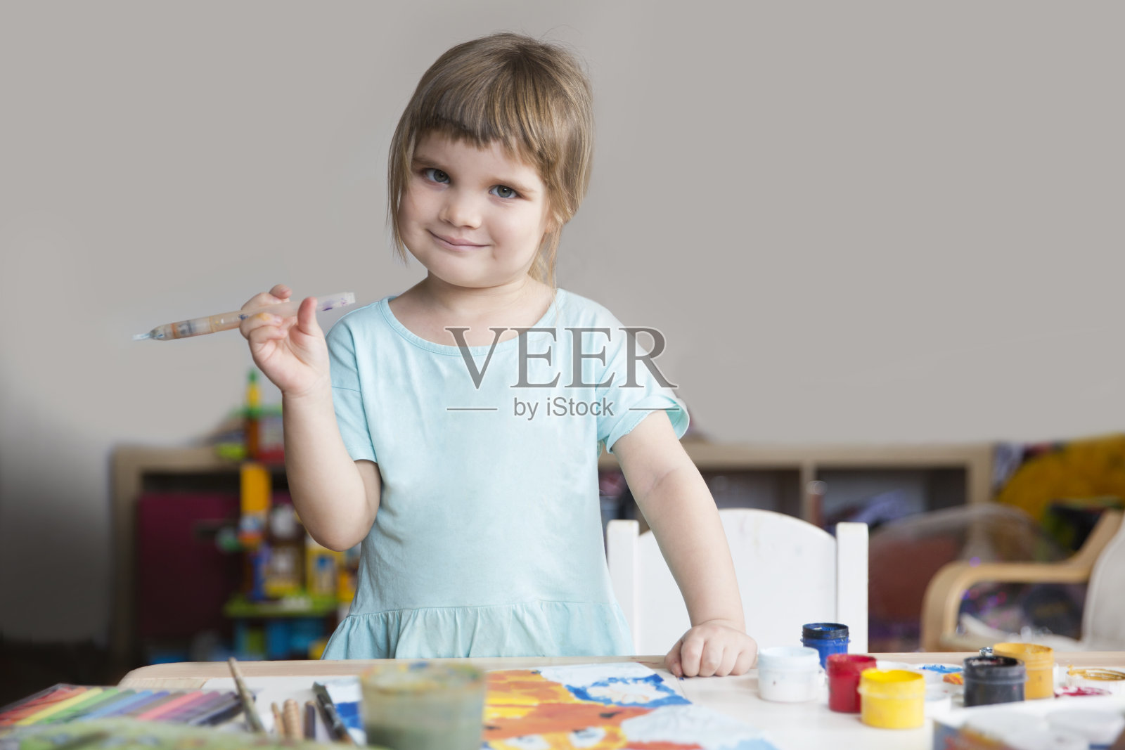 小女孩在家画画。远程教育在线学校的概念。照片摄影图片