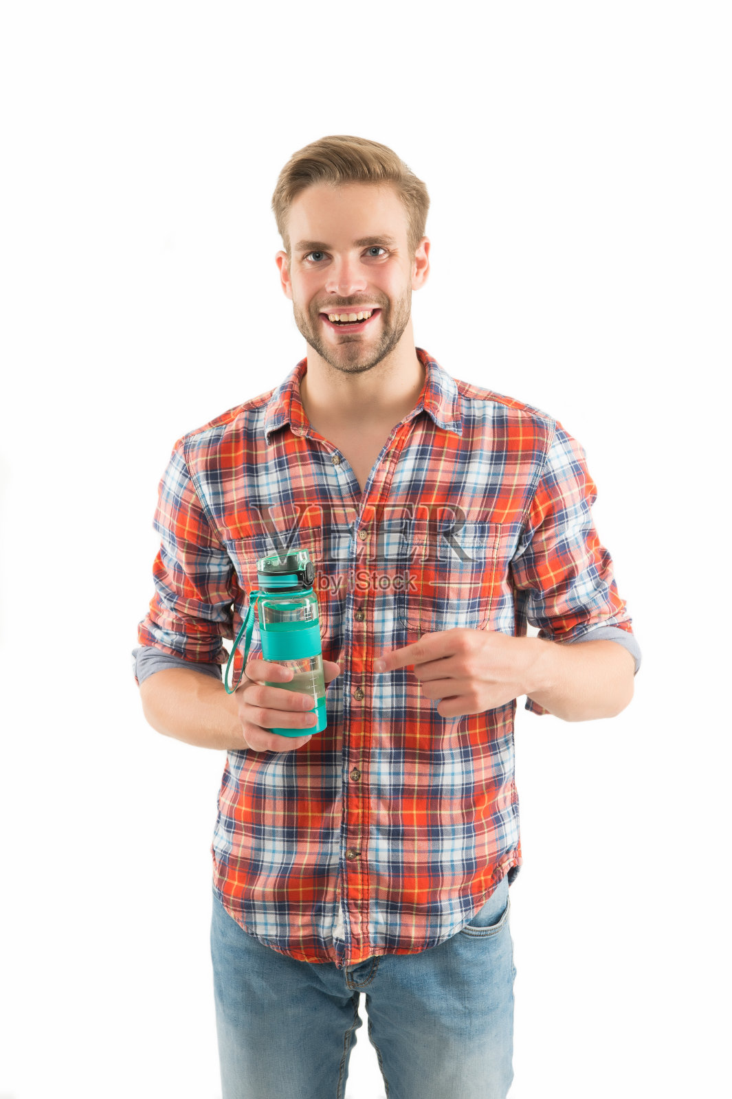 男子手持水瓶或运动饮料白色背景。瓶子。运动和水平衡的概念。瓶装的运动型饮料。对健康水。环保和零浪费的生活方式。重复使用的瓶子照片摄影图片
