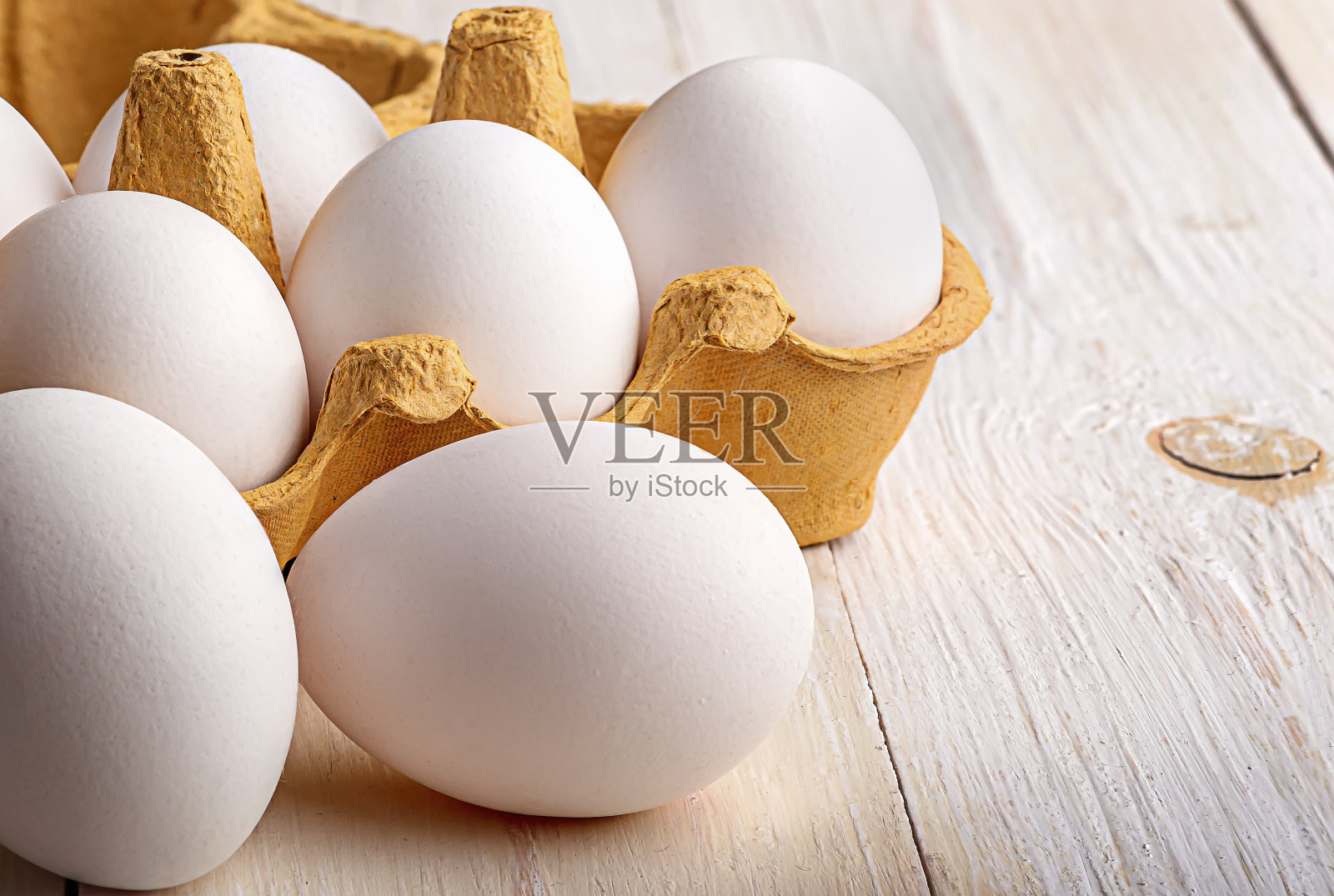 鸡蛋靠近托盘上的白色桌子特写照片摄影图片