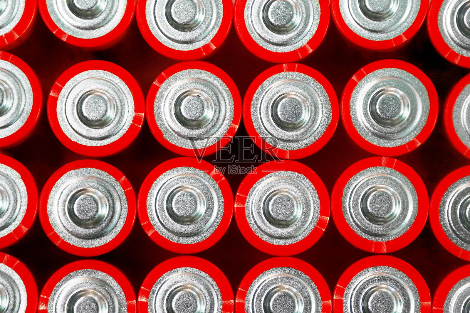 红色电池俯视图，碱性电池AA大小格式，宏。能源抽象背景照片摄影图片