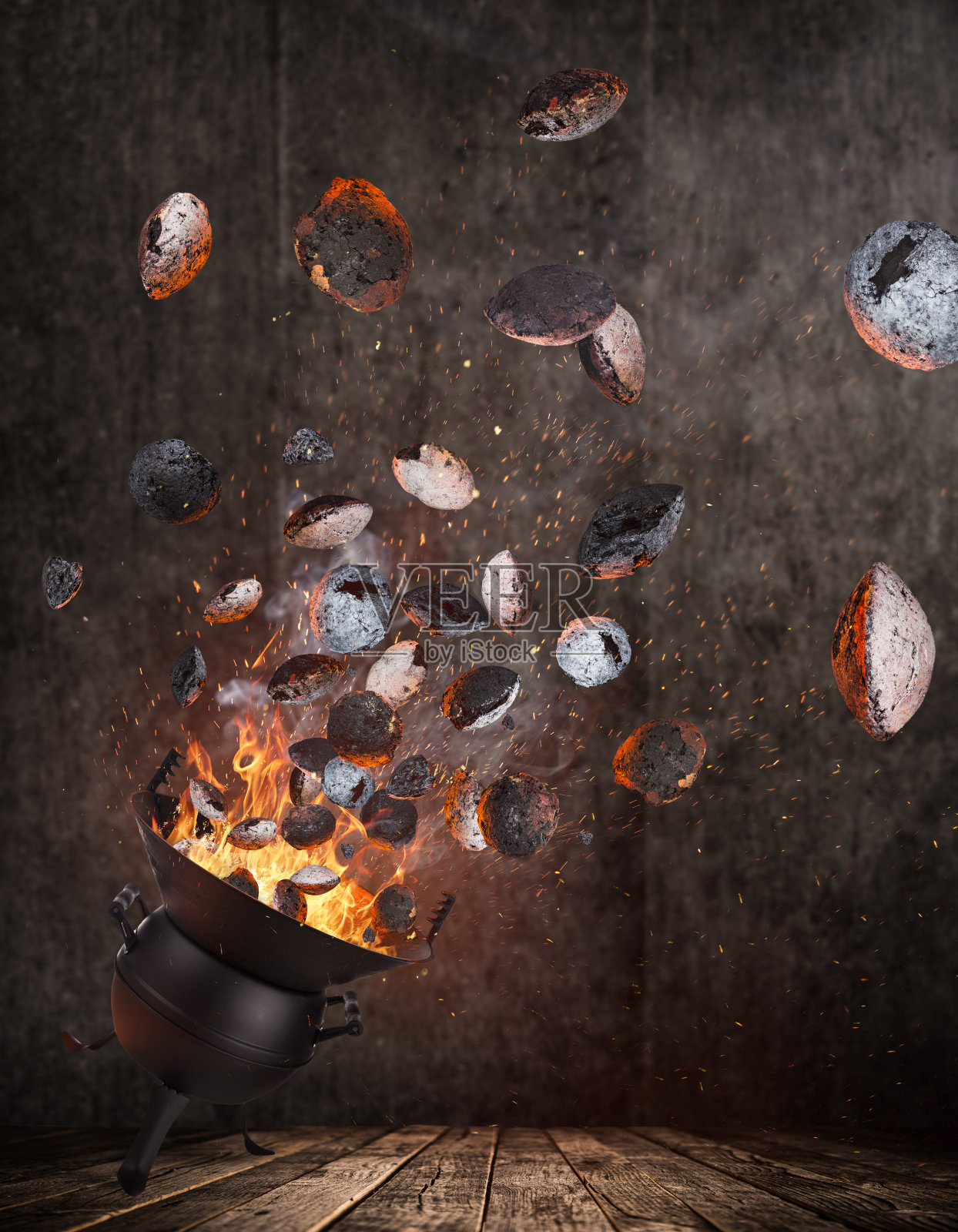 水壶烤架与热煤球和成本铁格栅飞在空中。照片摄影图片