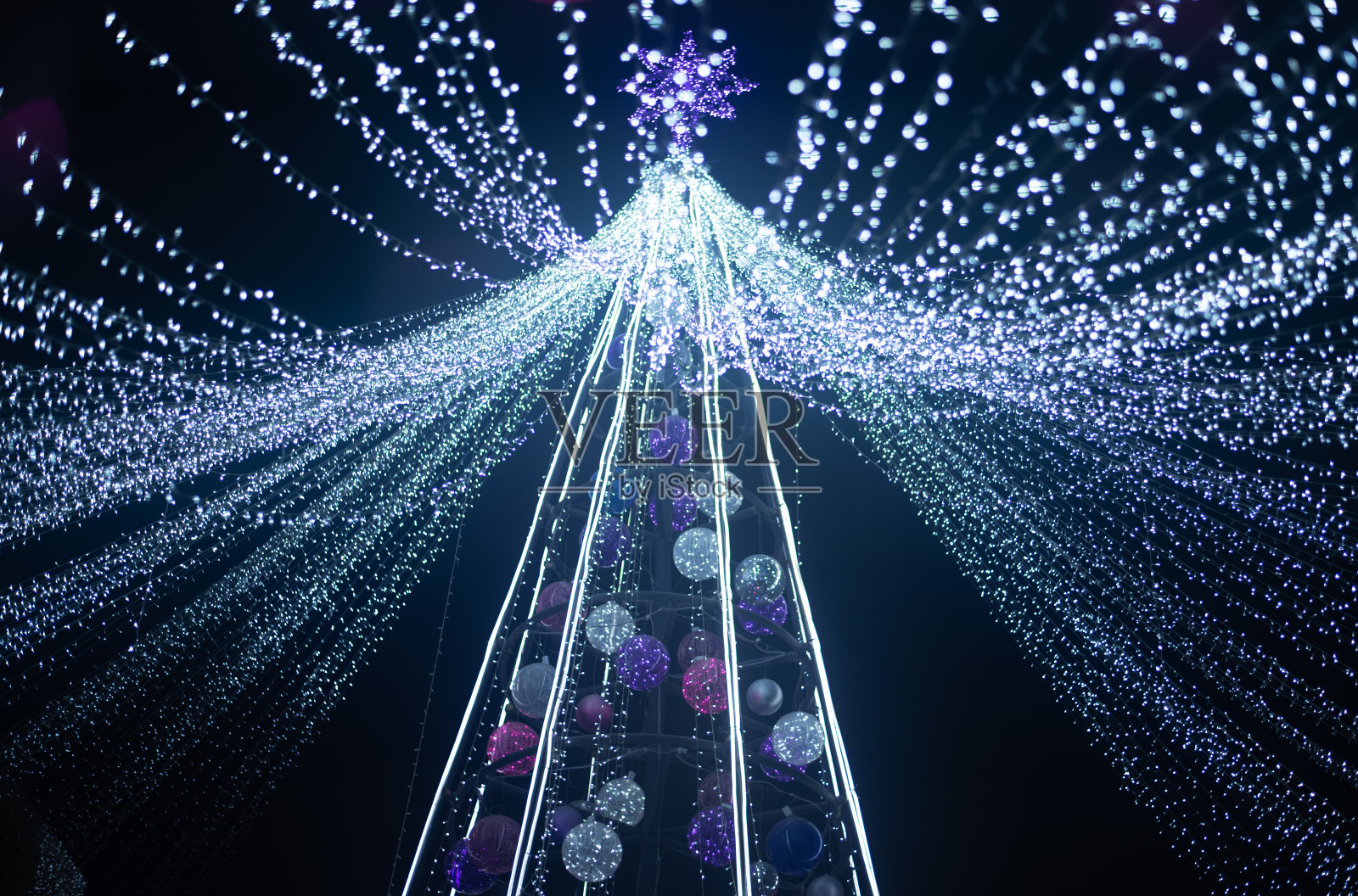 模糊散焦的彩色灯光在圣诞节庆祝活动照片摄影图片