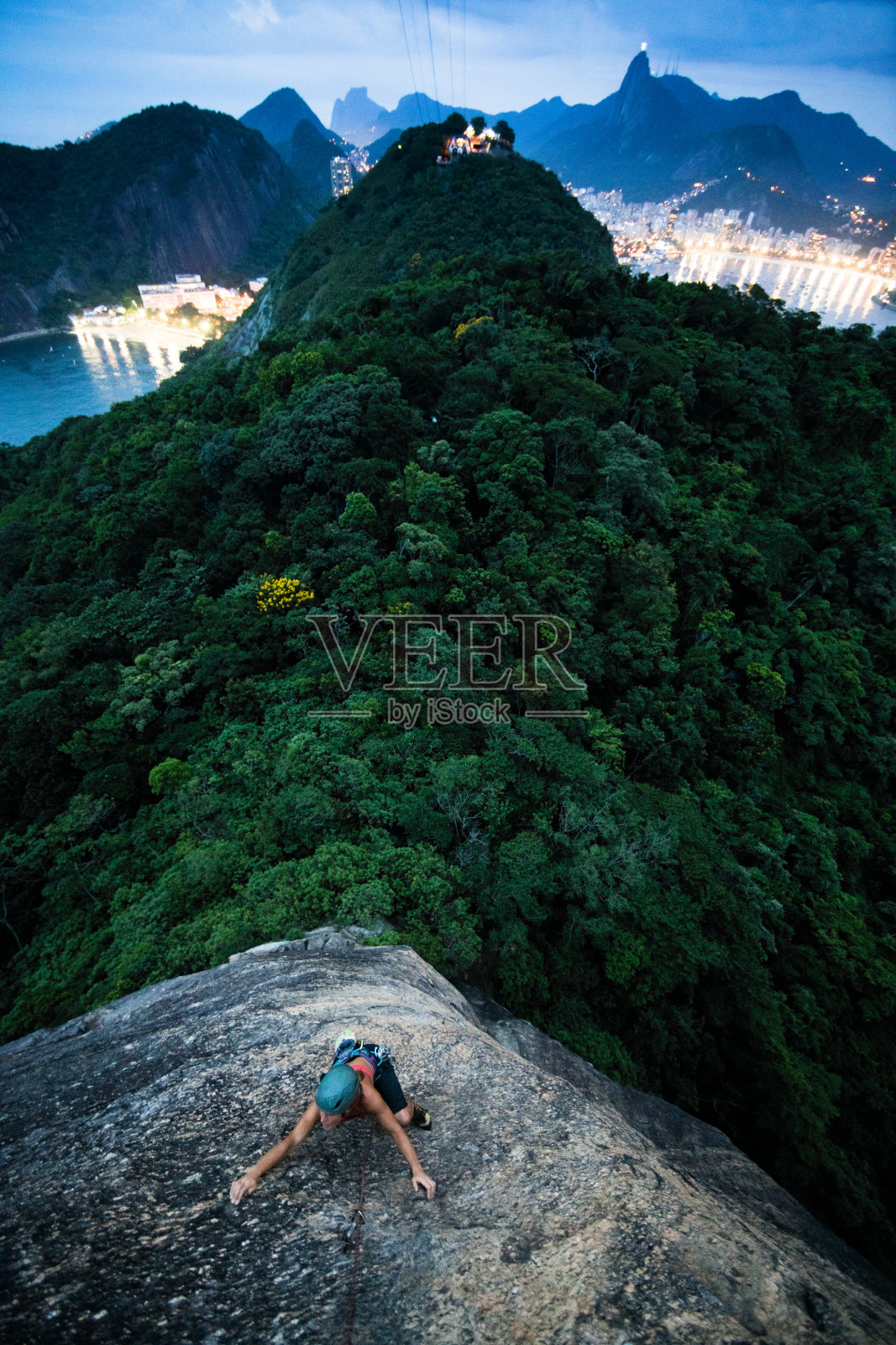 专注和积极的年轻女性攀岩者在巴西照片摄影图片