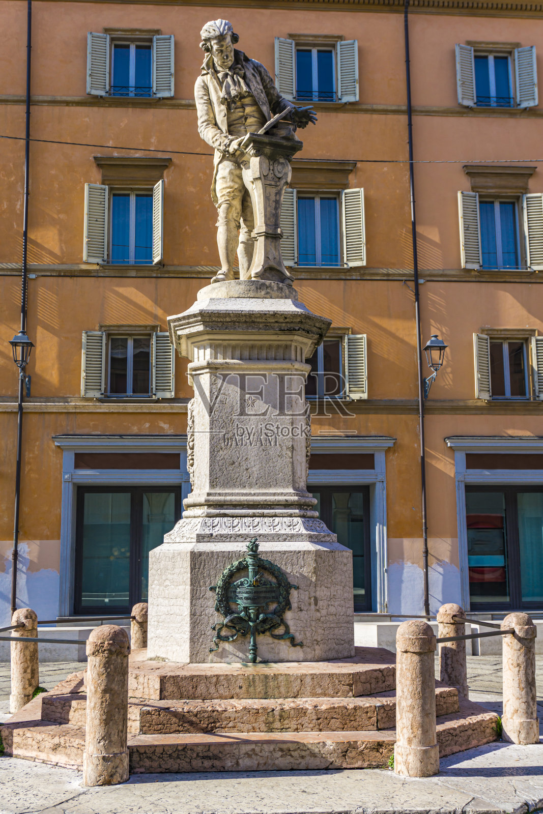 意大利博洛尼亚的路易吉·加瓦尼雕像照片摄影图片