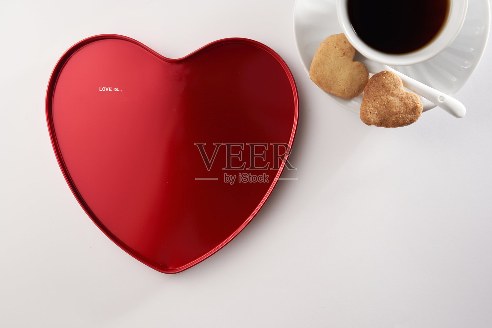 红色金属心型咖啡饼干照片摄影图片