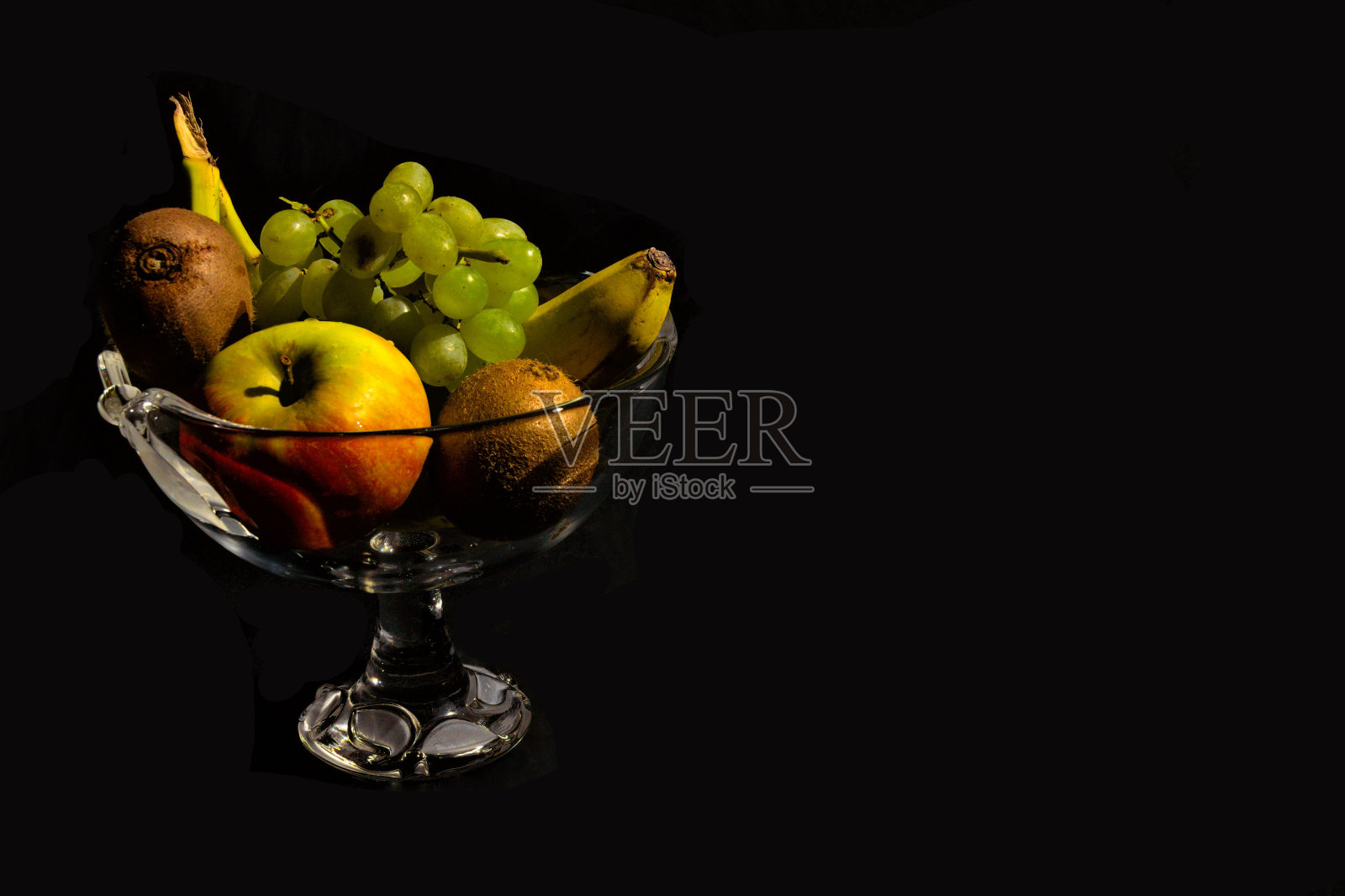 颜色低调的水果盘照片摄影图片