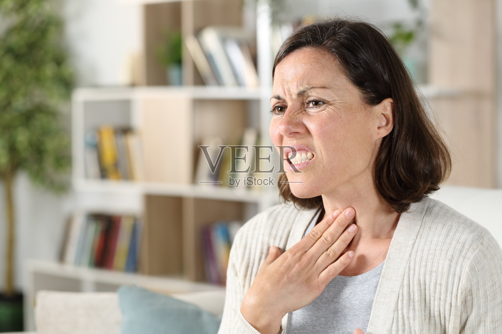 患有喉咙痛的成年妇女照片摄影图片