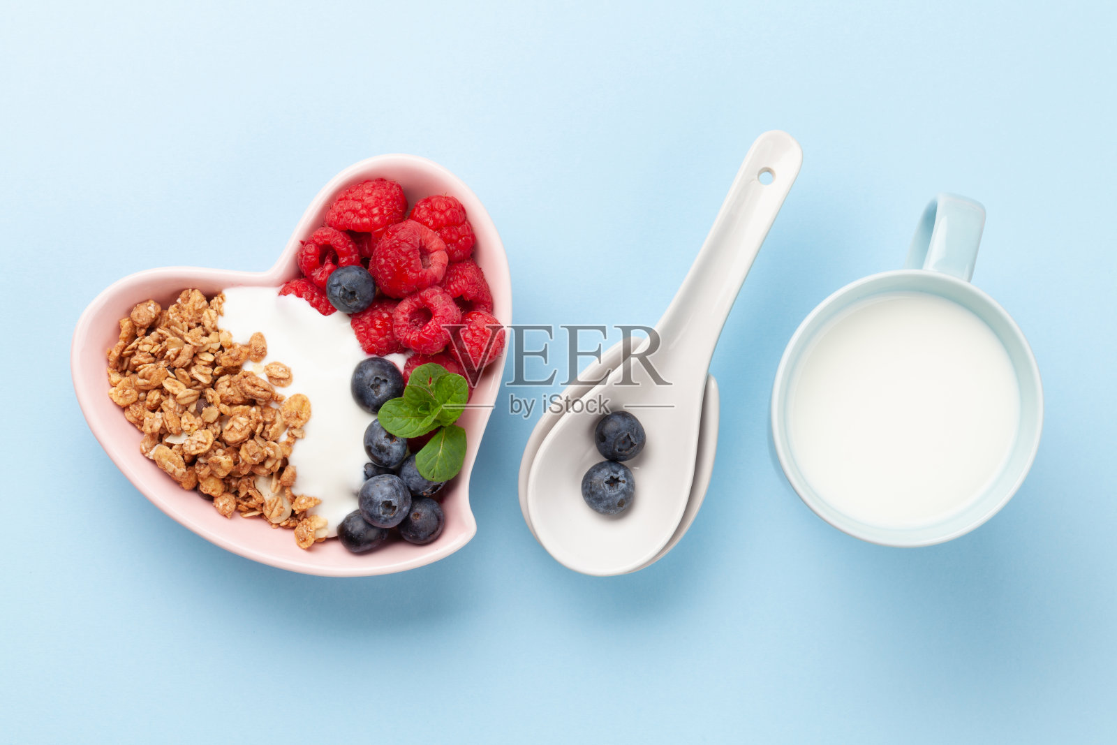健康早餐，麦片，酸奶和浆果照片摄影图片