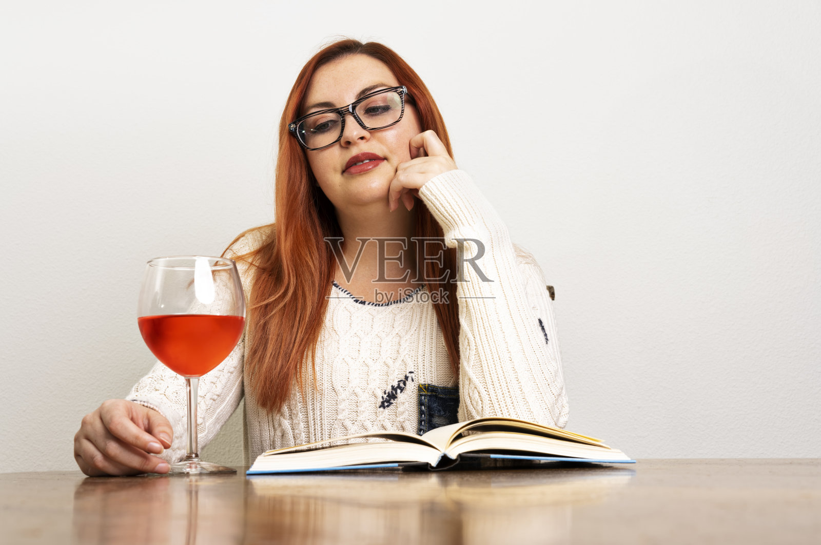 有酒有书的女人照片摄影图片