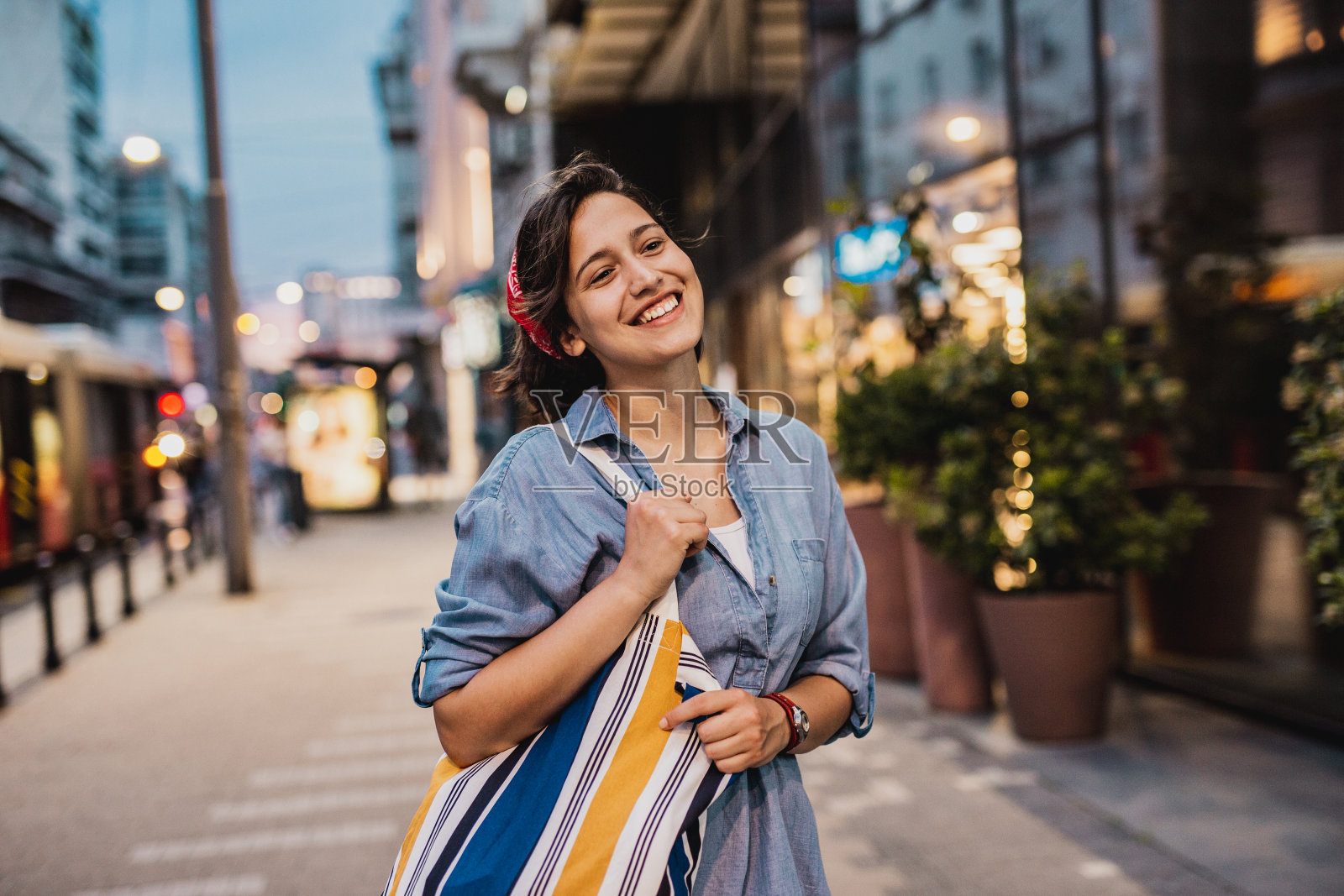 微笑的女人与可重复使用的购物袋照片摄影图片