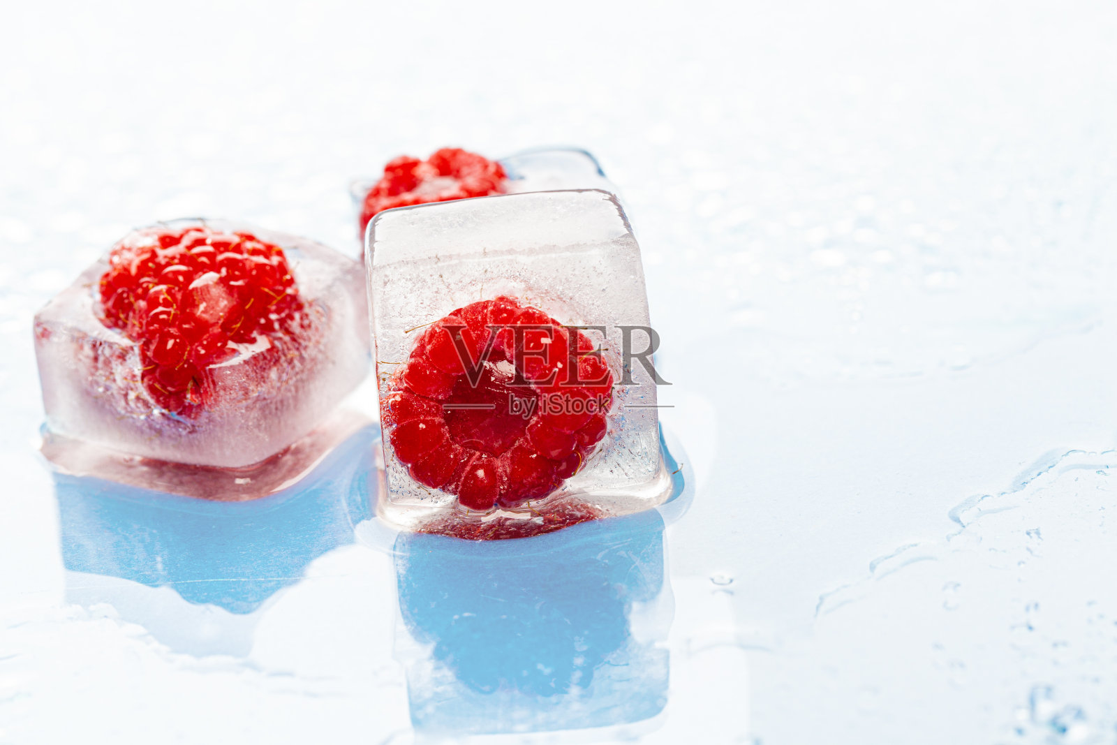 冷冻浆果在冰块上的粉红色照片摄影图片