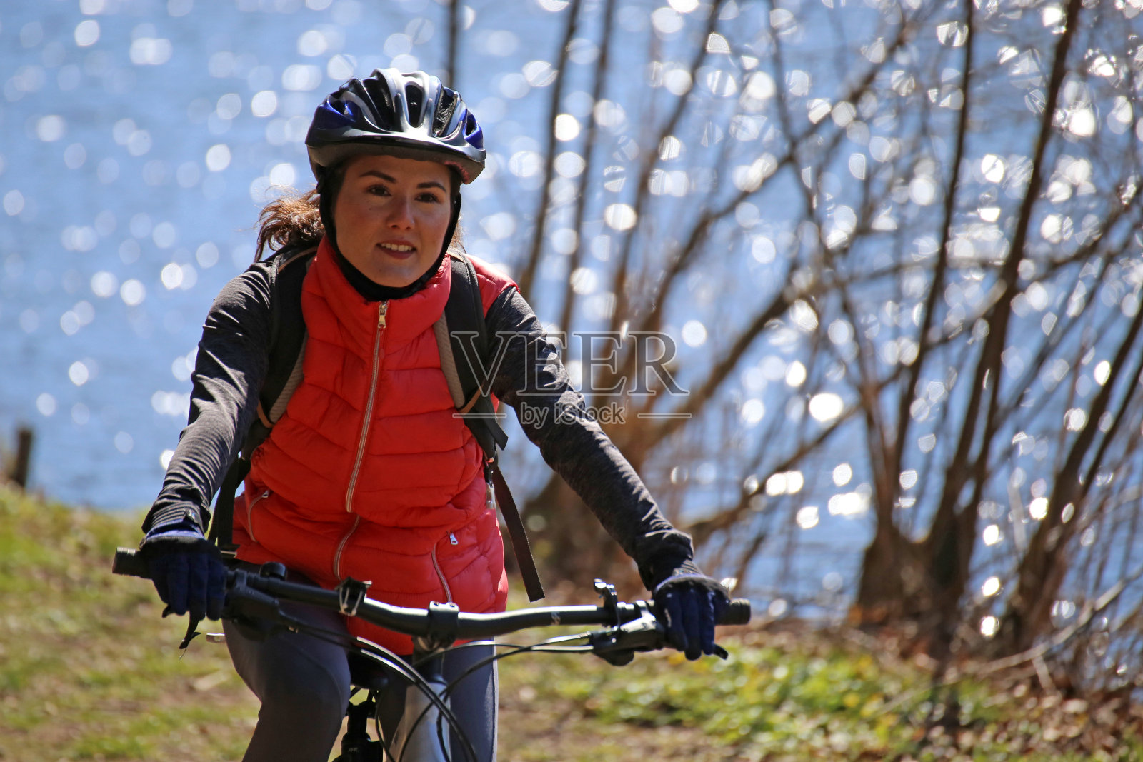 一个年轻迷人的女性山地自行车手的肖像照片摄影图片