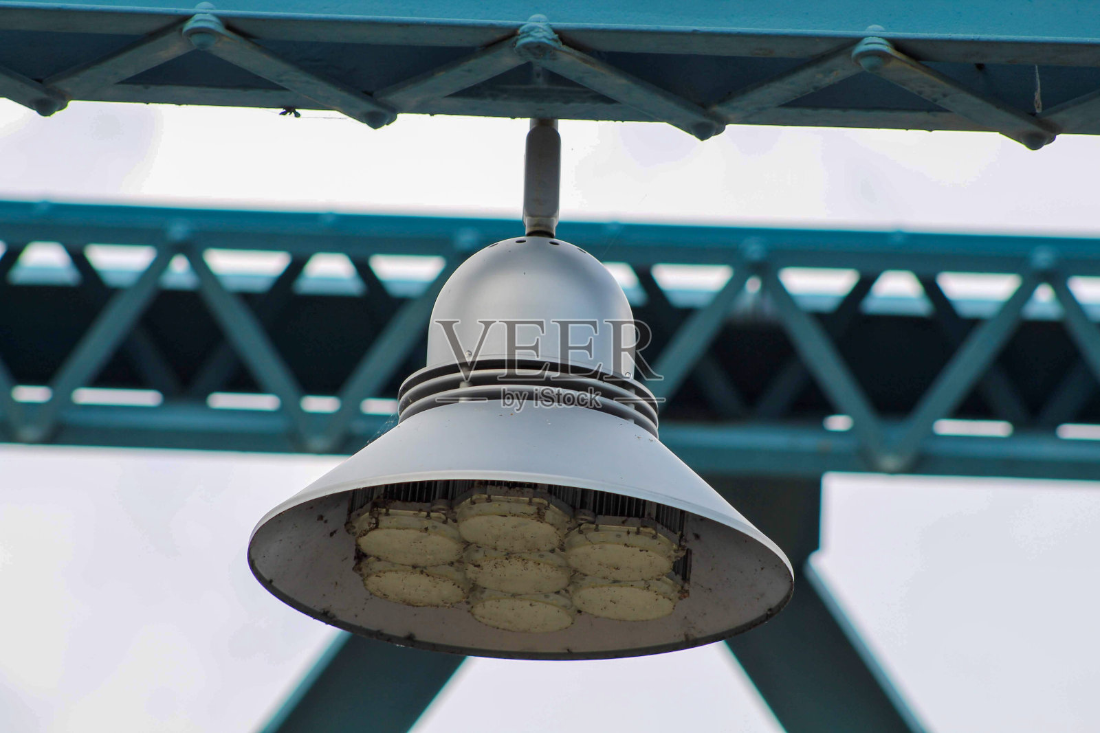 桥上挂着工业灯照片摄影图片